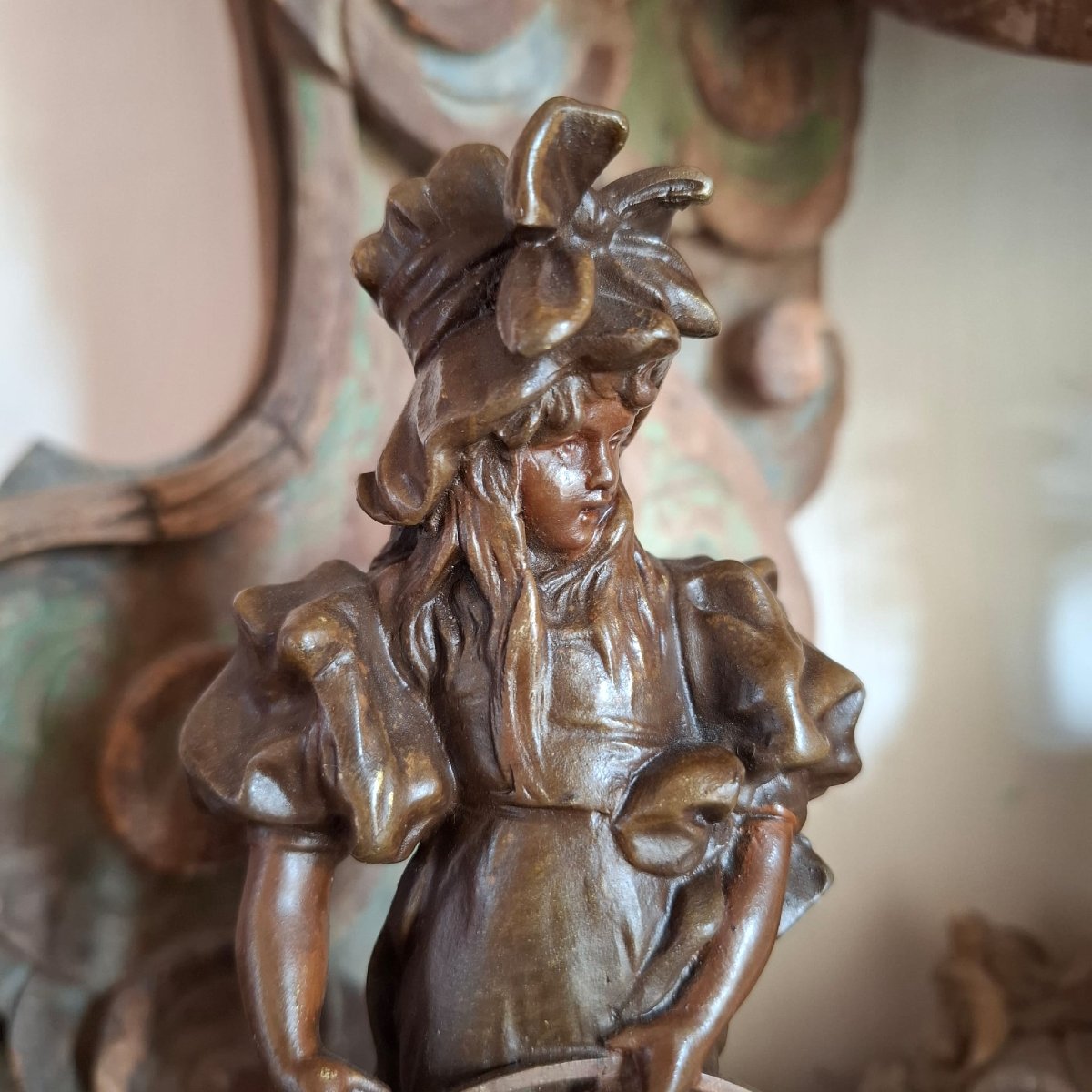 Anton Nelson – “Jeux d’enfants, fillette au cerceau” – Sculpture Art Nouveau en régule patiné-photo-1