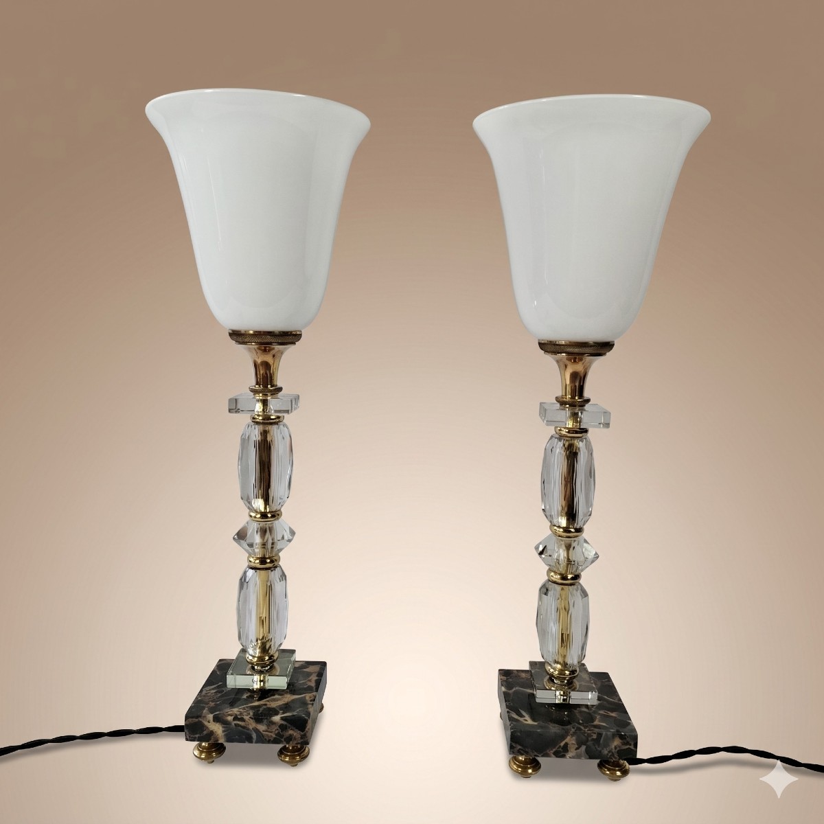 Paire De Lampes Art Déco Modernistes En Cristal Taillé Et Opaline Mazda – Dans Le Goût D’Adnet -photo-4