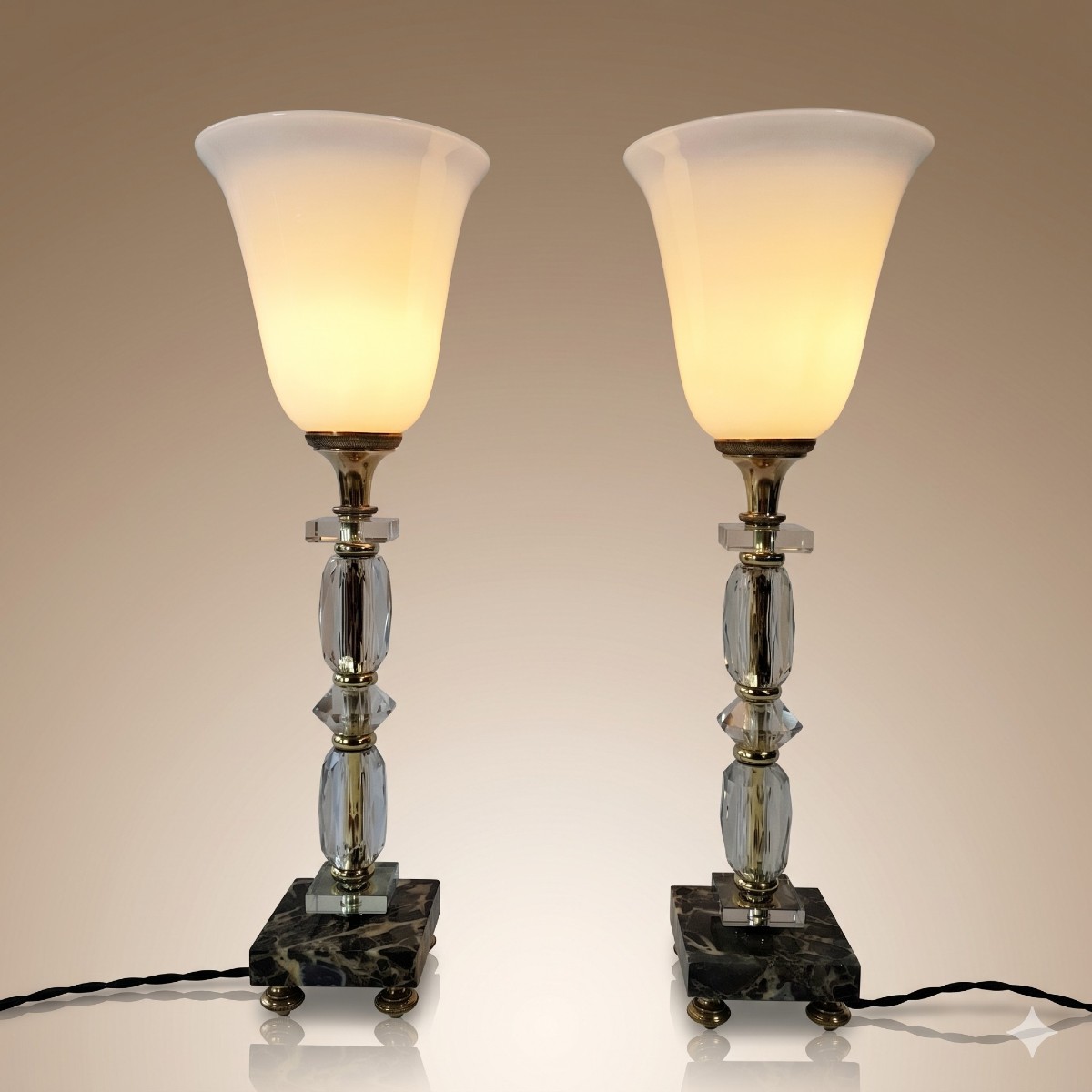 Paire De Lampes Art Déco Modernistes En Cristal Taillé Et Opaline Mazda – Dans Le Goût D’Adnet 
