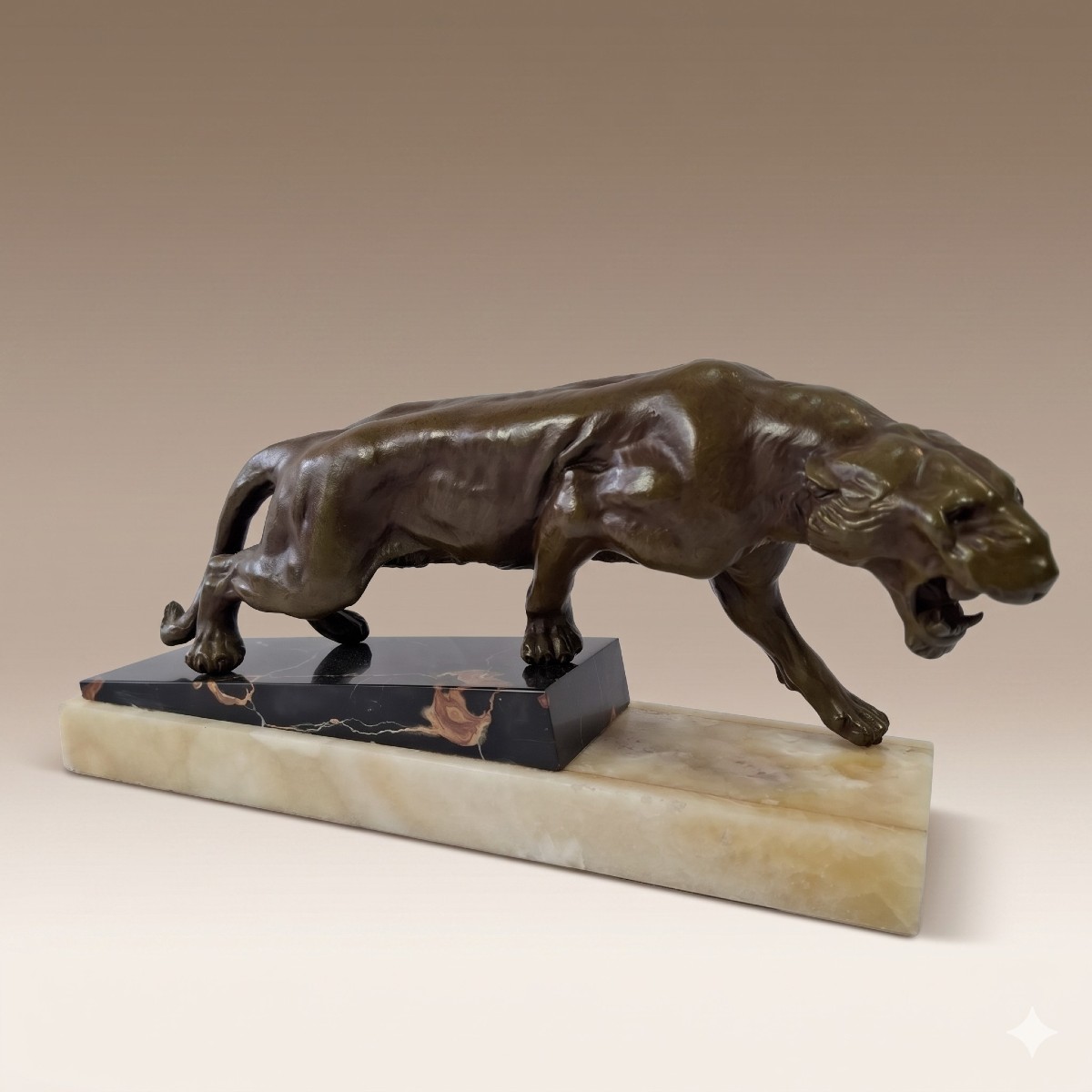 Lionne rugissante Art Déco attribuée à Thomas François Cartier circa 1930 Régule à patine verte