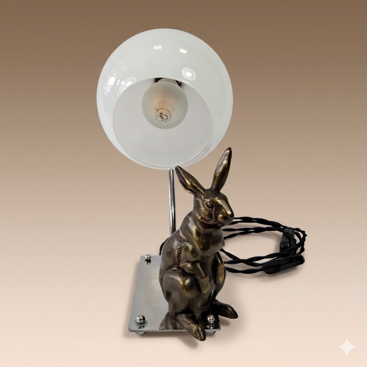 Lampe de table Art Déco lapin en régule, Transition moderniste, globe opalin et monture chromée-photo-3