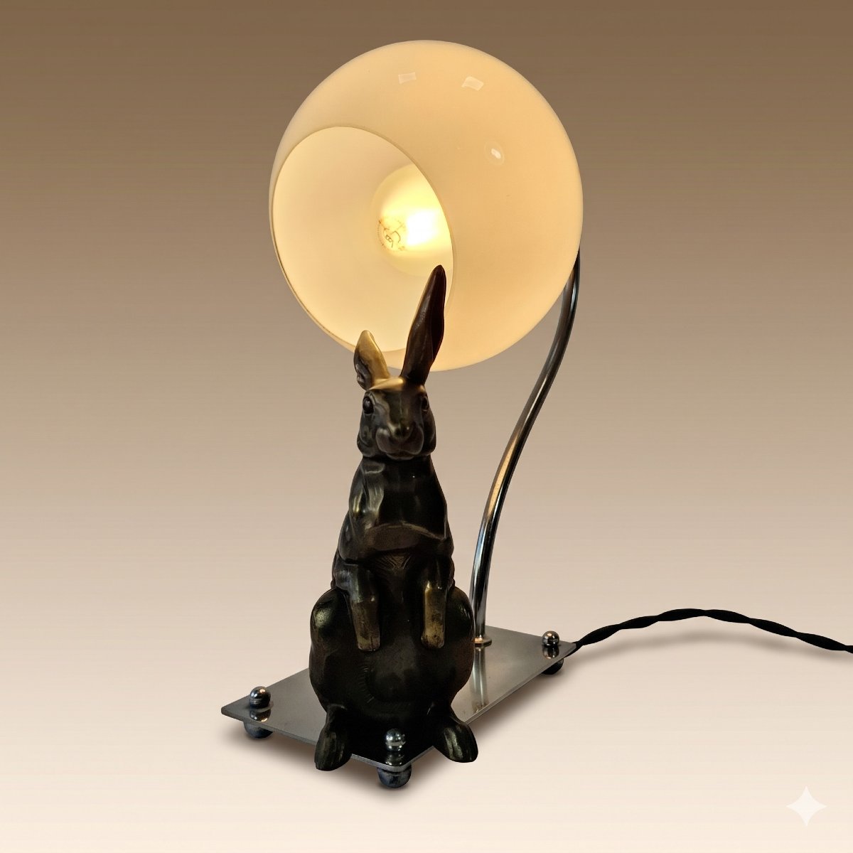 Lampe de table Art Déco lapin en régule, Transition moderniste, globe opalin et monture chromée-photo-4