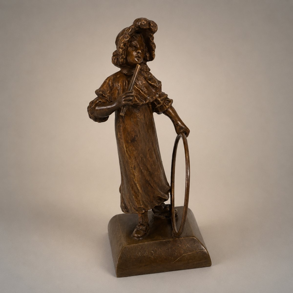 Petit bronze Art Nouveau – Fillette jouant au cerceau – Patine médaille – Sujet de vitrine 1900-photo-2