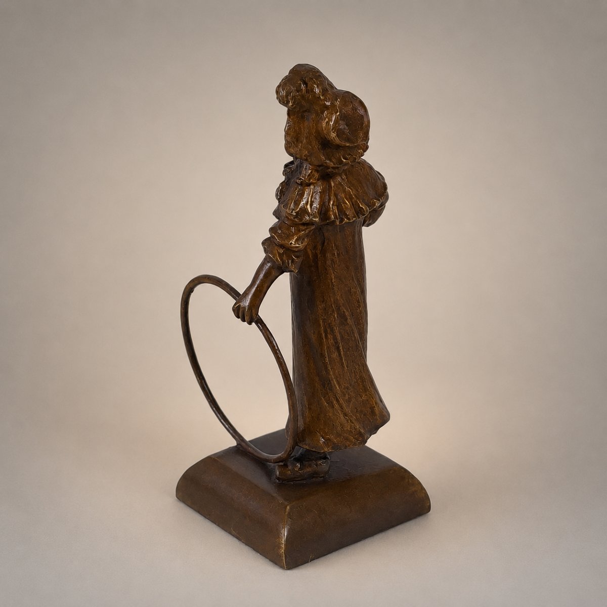 Petit bronze Art Nouveau – Fillette jouant au cerceau – Patine médaille – Sujet de vitrine 1900-photo-3