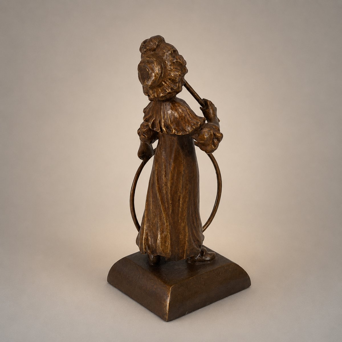 Petit bronze Art Nouveau – Fillette jouant au cerceau – Patine médaille – Sujet de vitrine 1900-photo-4
