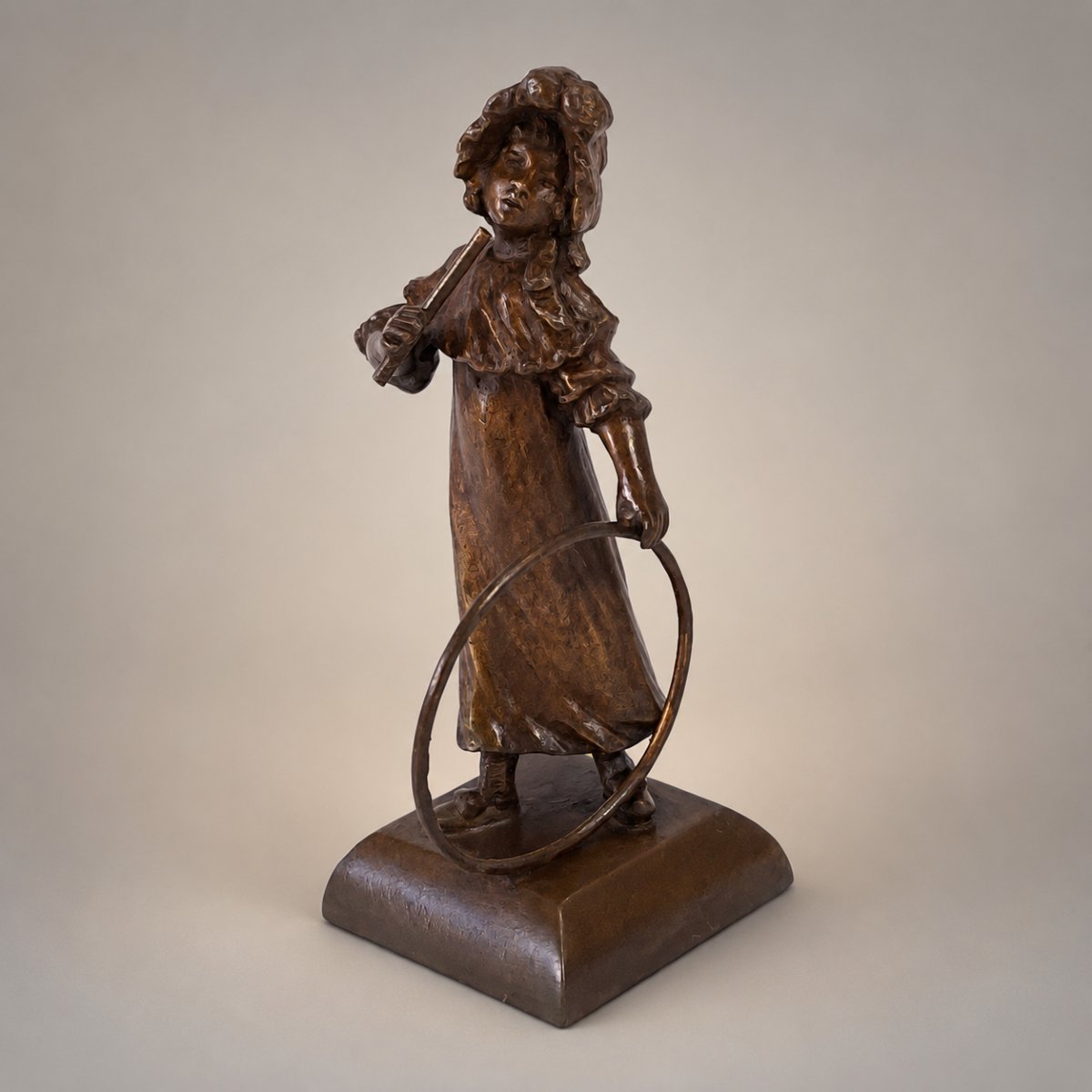 Petit bronze Art Nouveau – Fillette jouant au cerceau – Patine médaille – Sujet de vitrine 1900