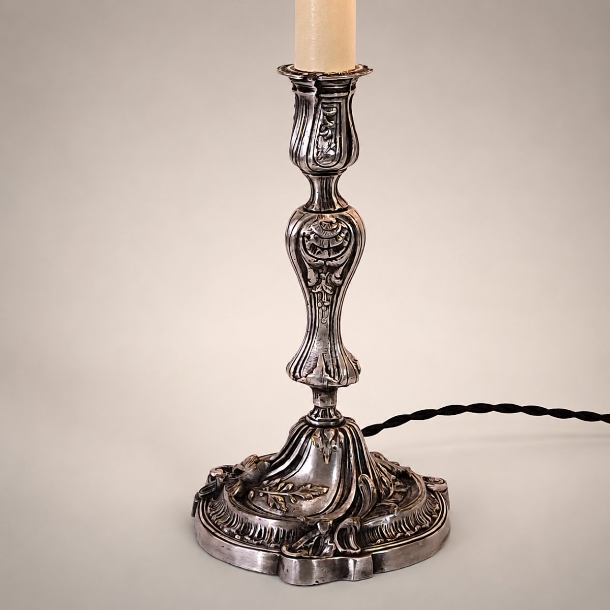 Paire de lampes vénitiennes à écran – Flambeaux de style Louis XV en bronze argenté circa 1910-photo-3