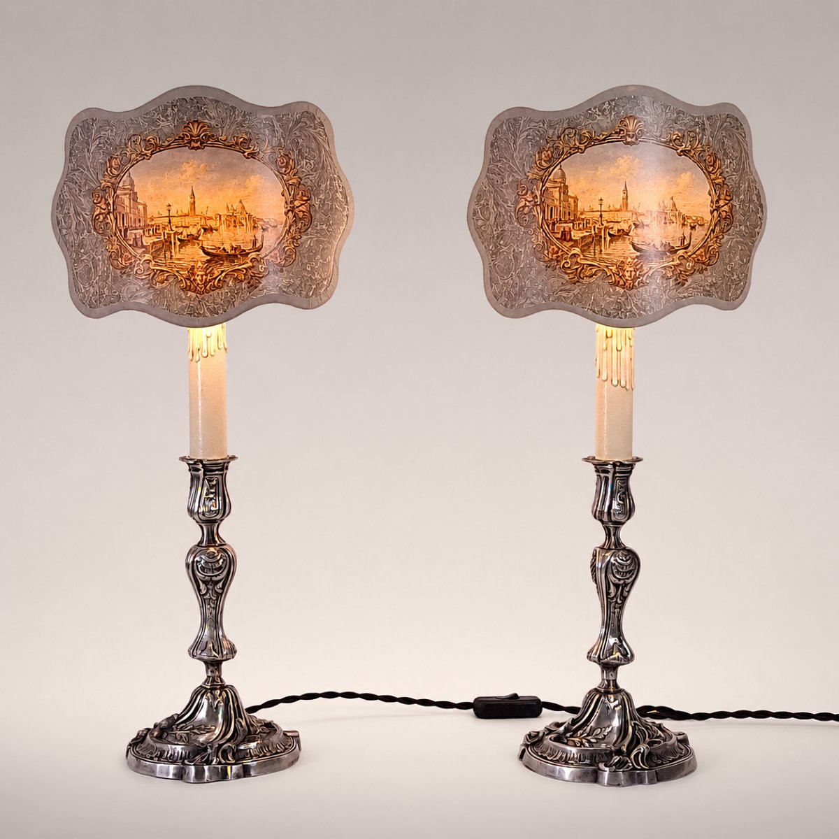 Paire de lampes vénitiennes à écran – Flambeaux de style Louis XV en bronze argenté circa 1910