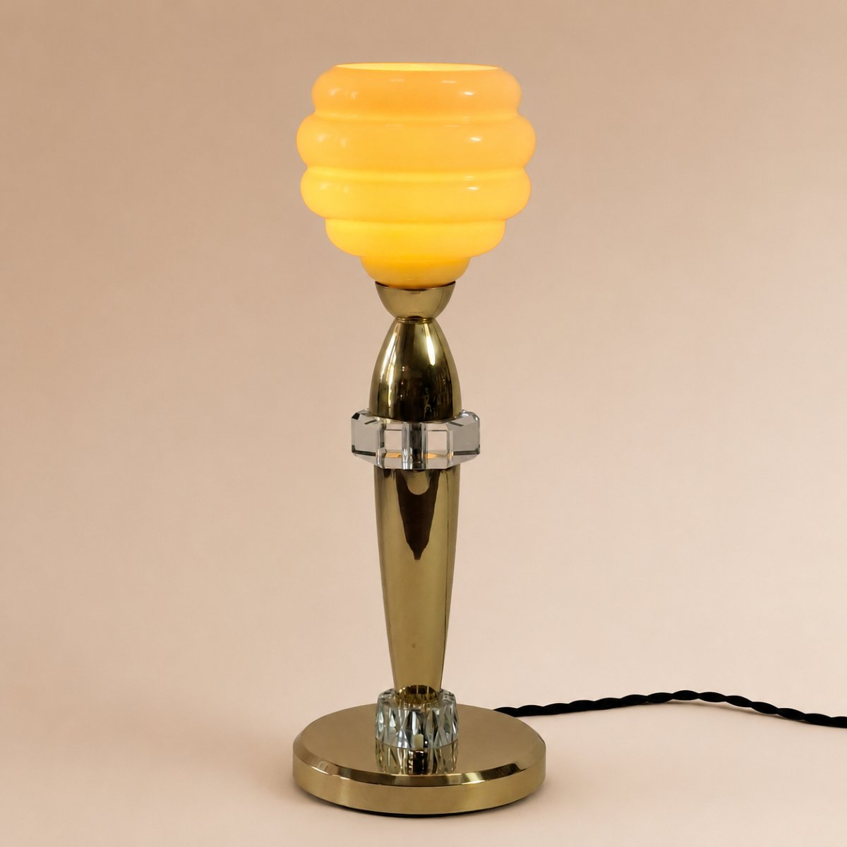 Lampe moderniste en laiton poli, cristal et opaline jaune pâle, Années 1950, Art Déco XXème