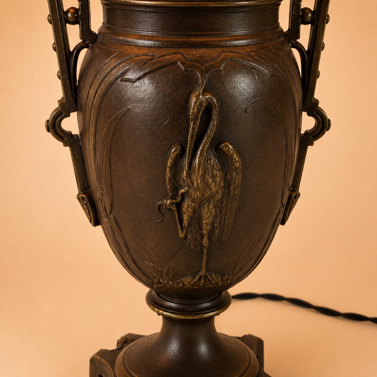 Paire de lampes Napoléon III aux hérons – Vases Second Empire et abat-jour à décor lacustre-photo-2