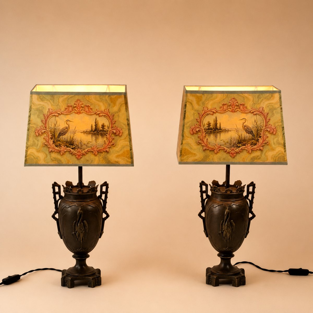 Paire de lampes Napoléon III aux hérons – Vases Second Empire et abat-jour à décor lacustre