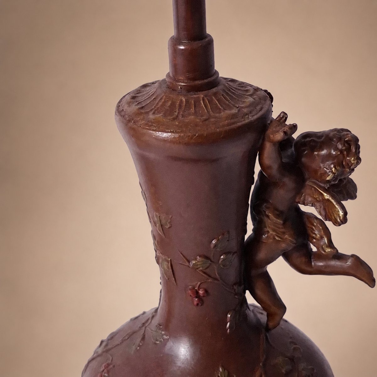 Paire de lampes vases aux angelots décor végétal en régule et onyx blond – Style Art Nouveau -photo-2