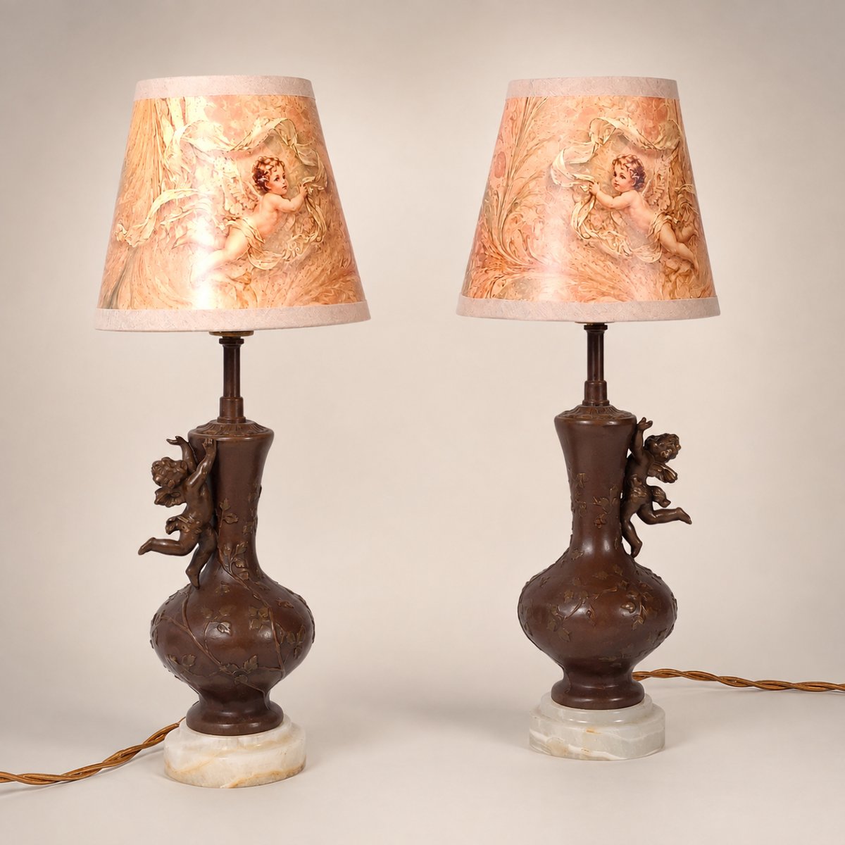 Paire de lampes vases aux angelots décor végétal en régule et onyx blond – Style Art Nouveau 