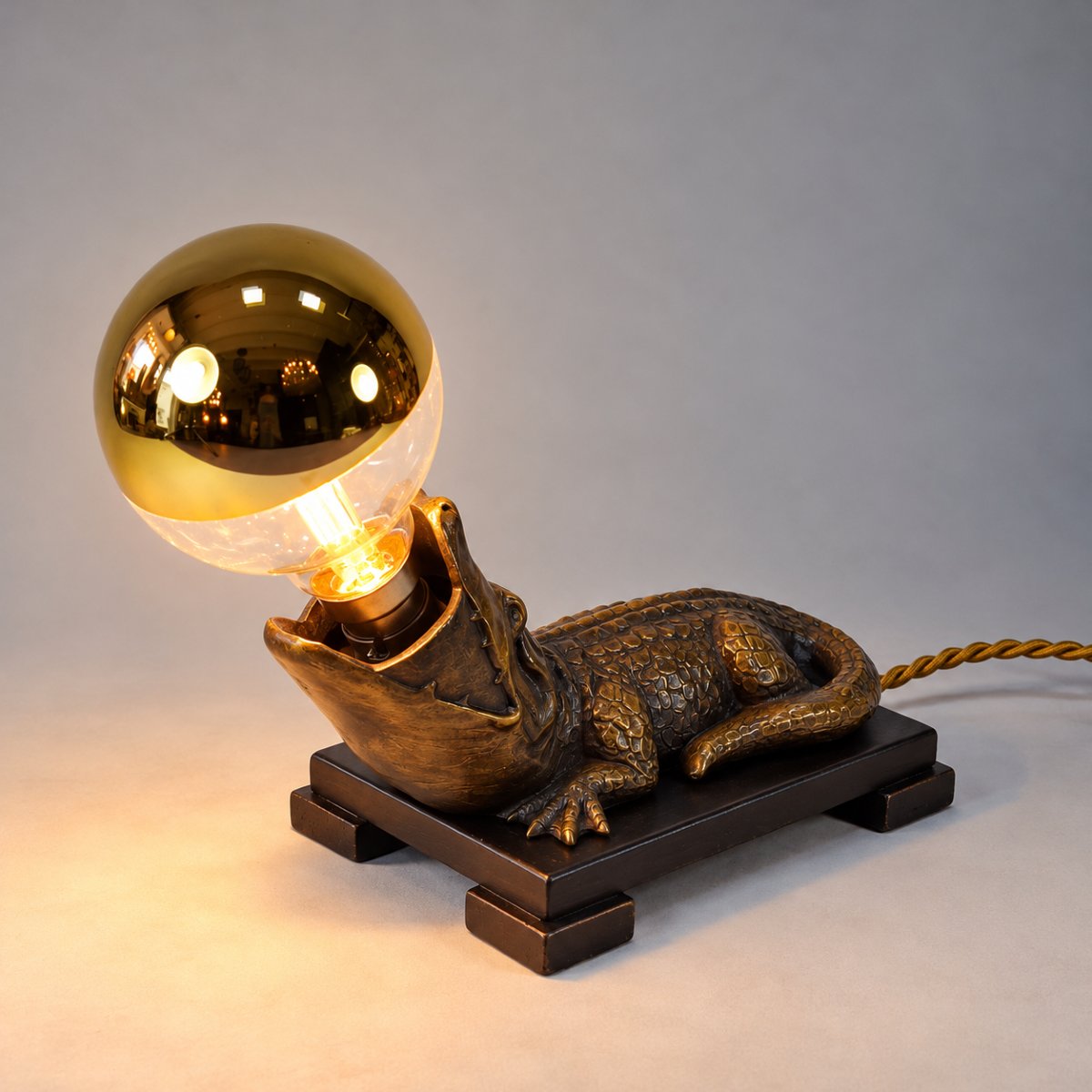 Lampe crocodile Art déco – Ancien allumoir de fumeur, cabinet de curiosités, vers 1930, Tabac.-photo-2