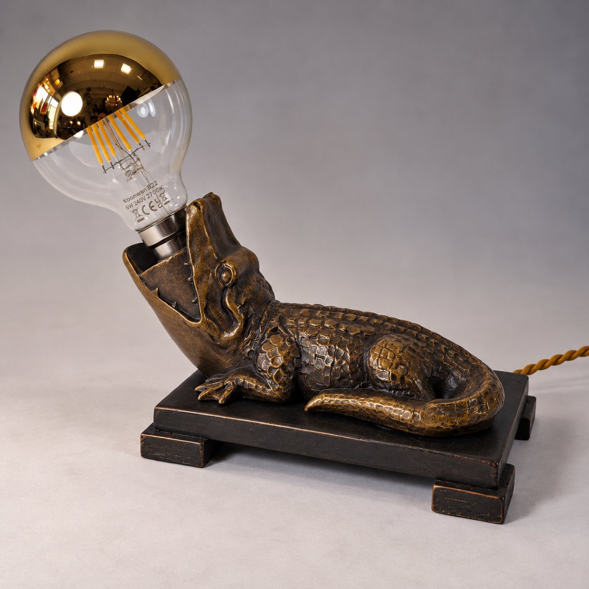 Lampe crocodile Art déco – Ancien allumoir de fumeur, cabinet de curiosités, vers 1930, Tabac.-photo-3