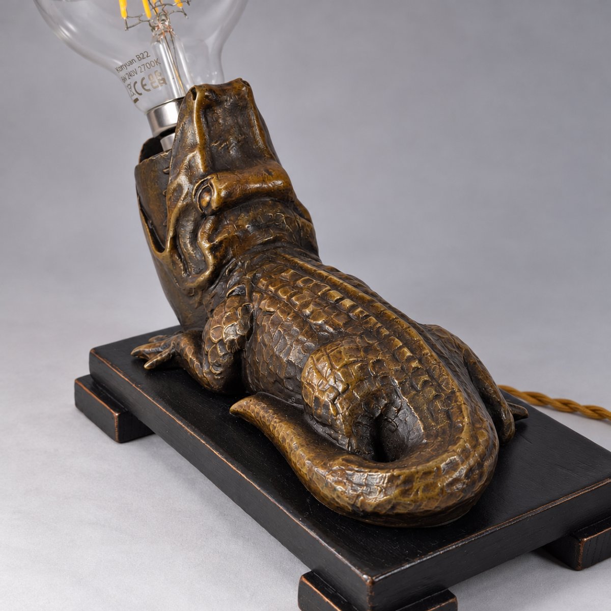 Lampe crocodile Art déco – Ancien allumoir de fumeur, cabinet de curiosités, vers 1930, Tabac.-photo-4