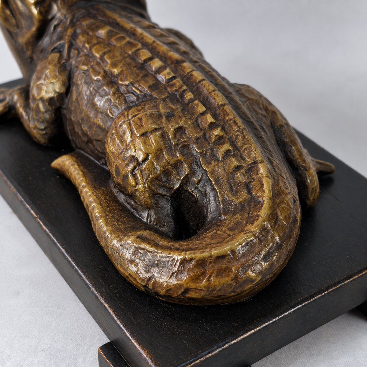 Lampe crocodile Art déco – Ancien allumoir de fumeur, cabinet de curiosités, vers 1930, Tabac.-photo-1