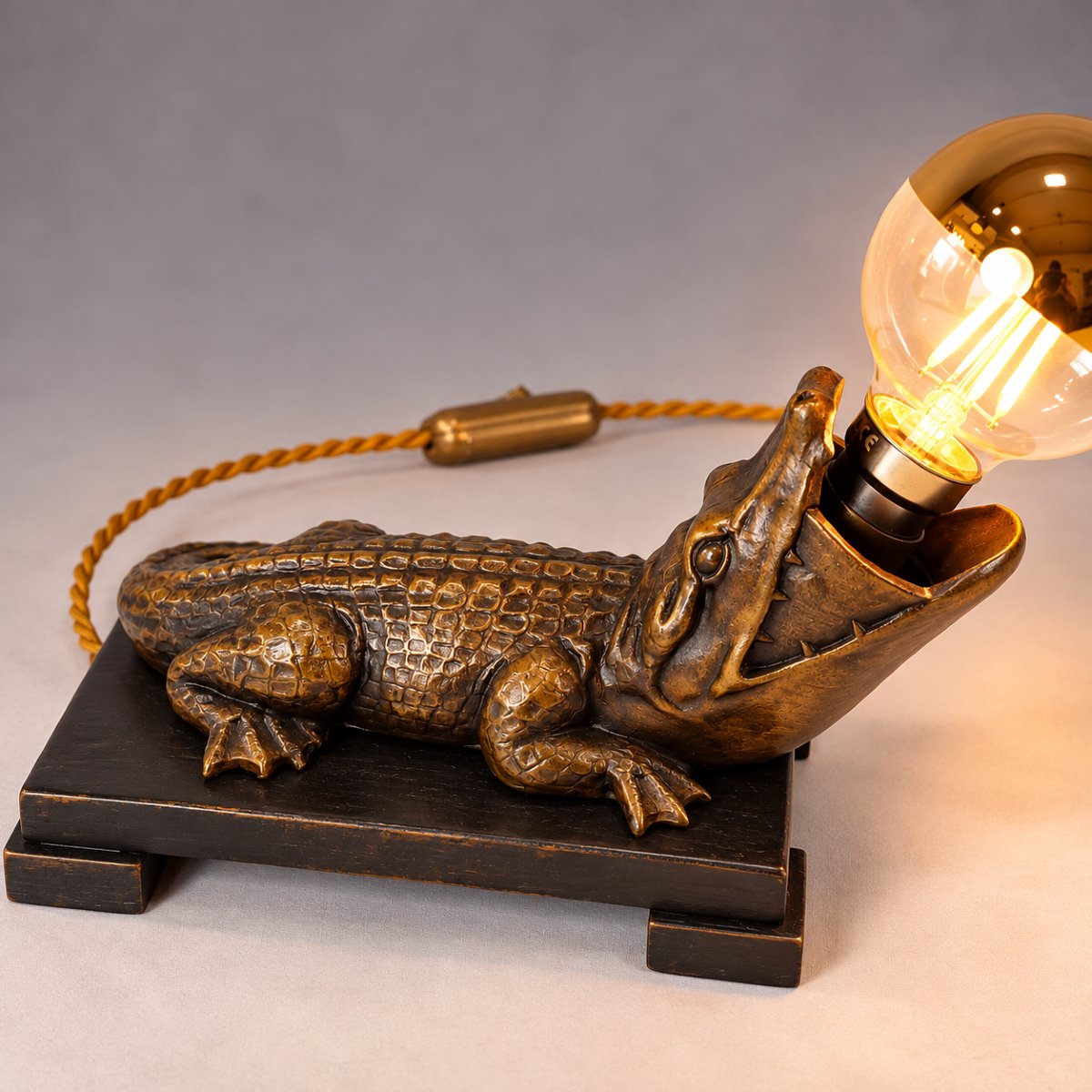 Lampe crocodile Art déco – Ancien allumoir de fumeur, cabinet de curiosités, vers 1930, Tabac.