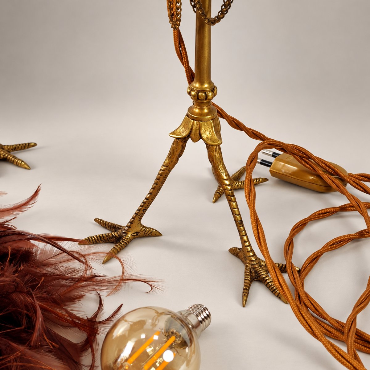 Paire de lampes en bronze XIXe – Flambeaux aux lions et serres d'aigle, cabinet de curiosités-photo-2