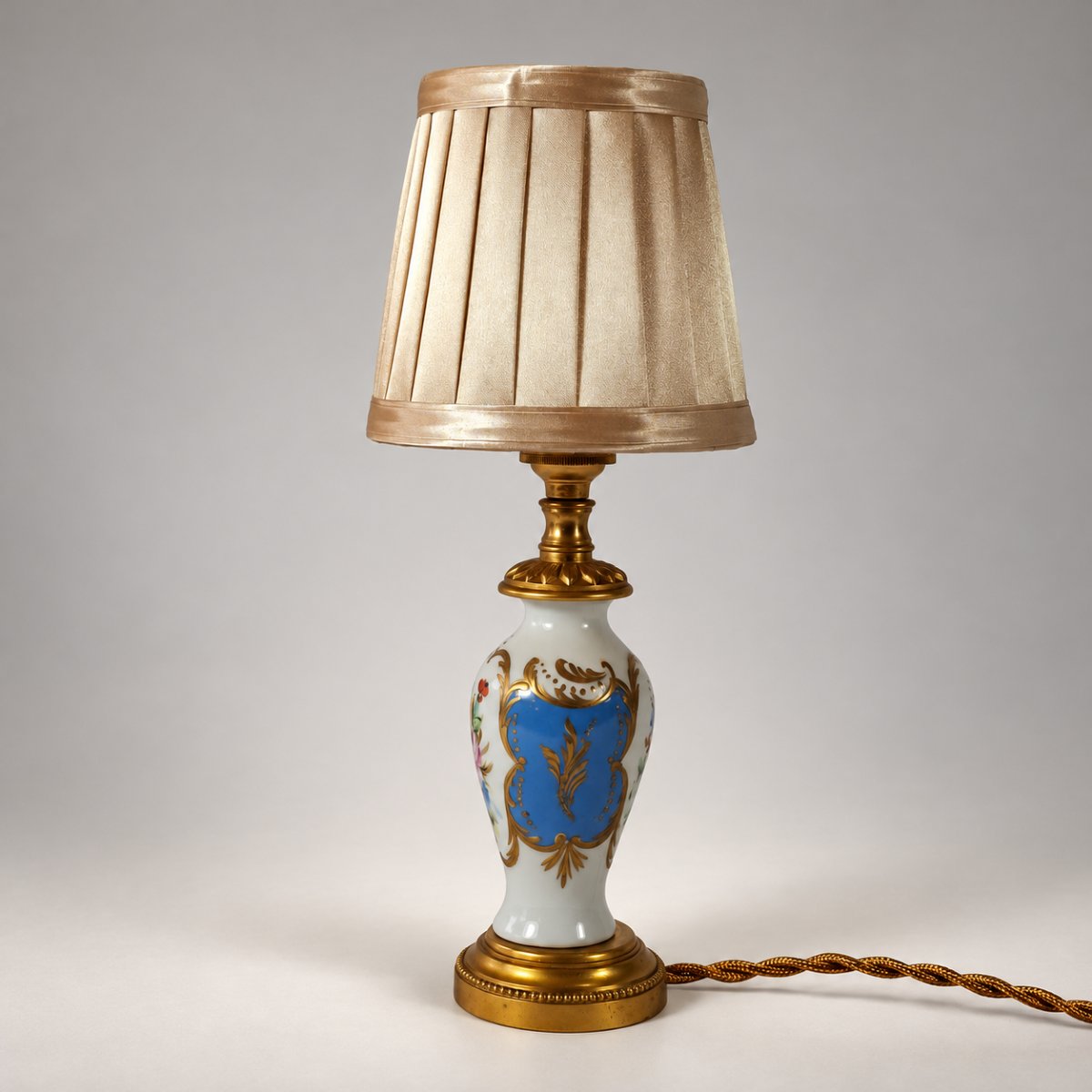 Lampe en porcelaine de Paris à décor floral et monture en bronze doré – Style Louis XVI, début -photo-4