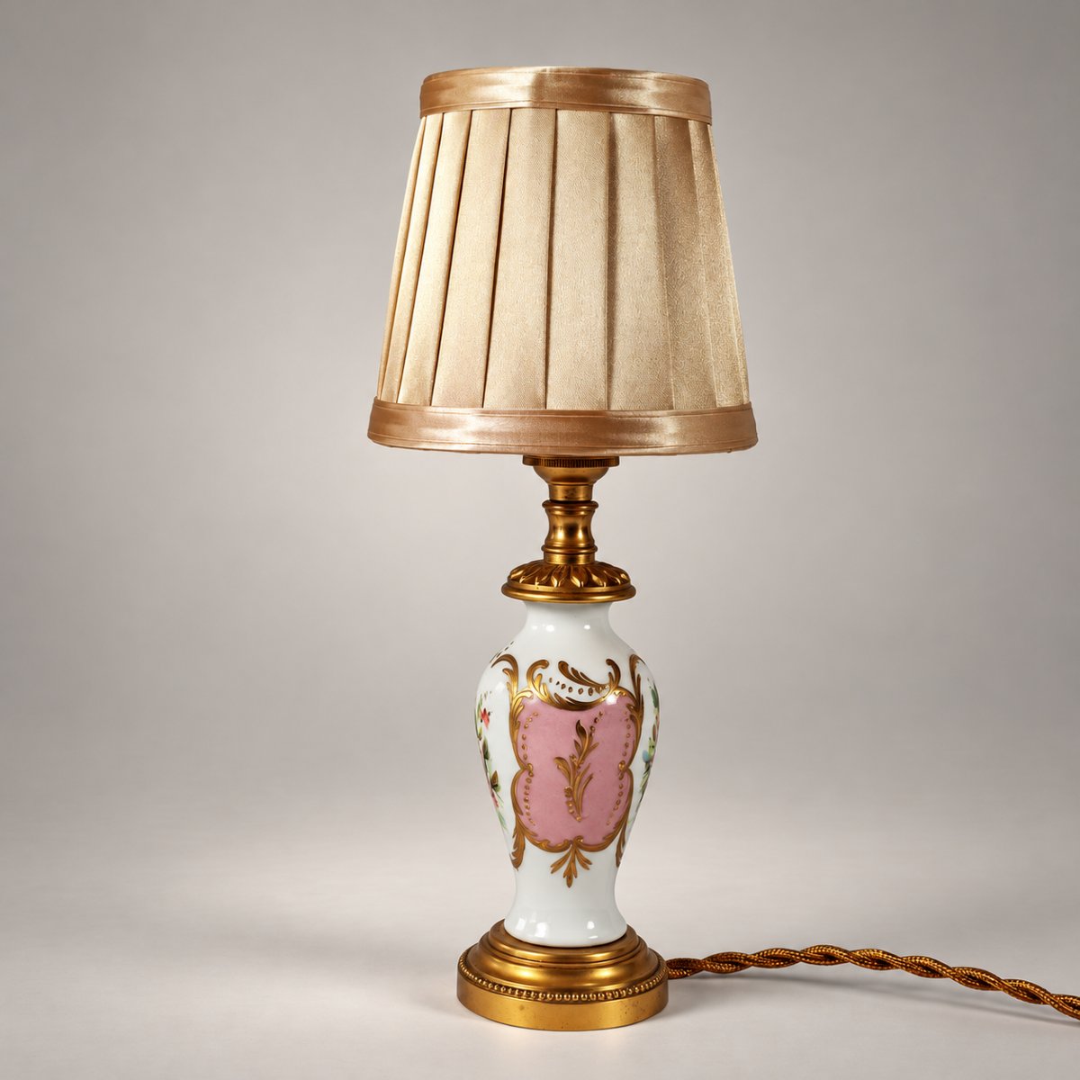 Lampe en porcelaine de Paris à décor floral et monture en bronze doré – Style Louis XVI, début -photo-2