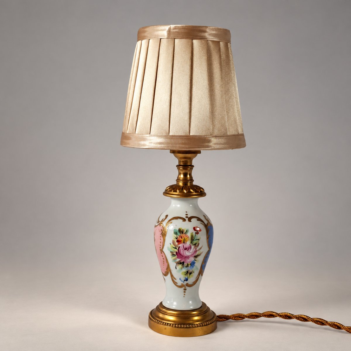 Lampe en porcelaine de Paris à décor floral et monture en bronze doré – Style Louis XVI, début 