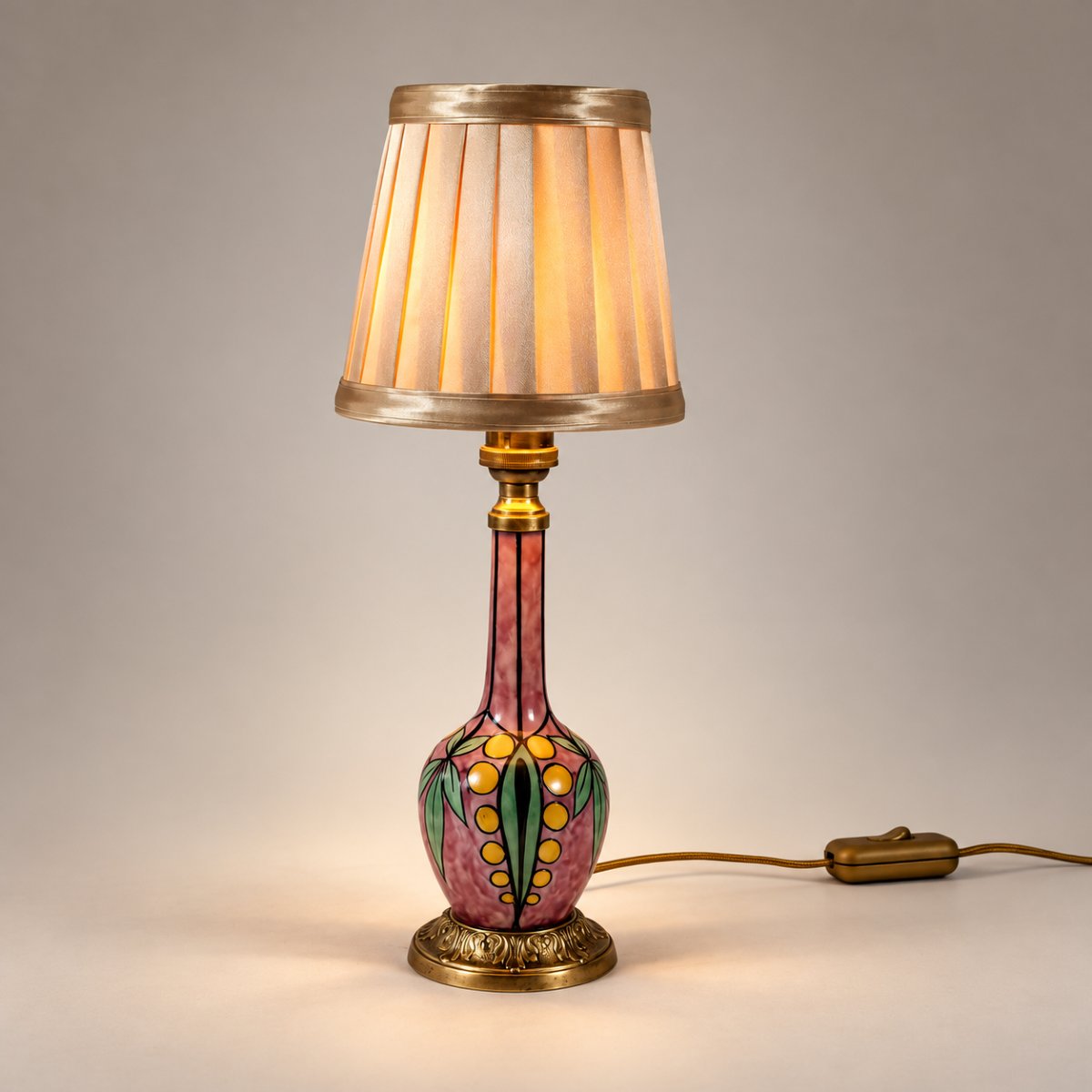 Lampe en porcelaine à décor floral sur fond rose, Transition Art nouveau / Art déco, vers 1920 