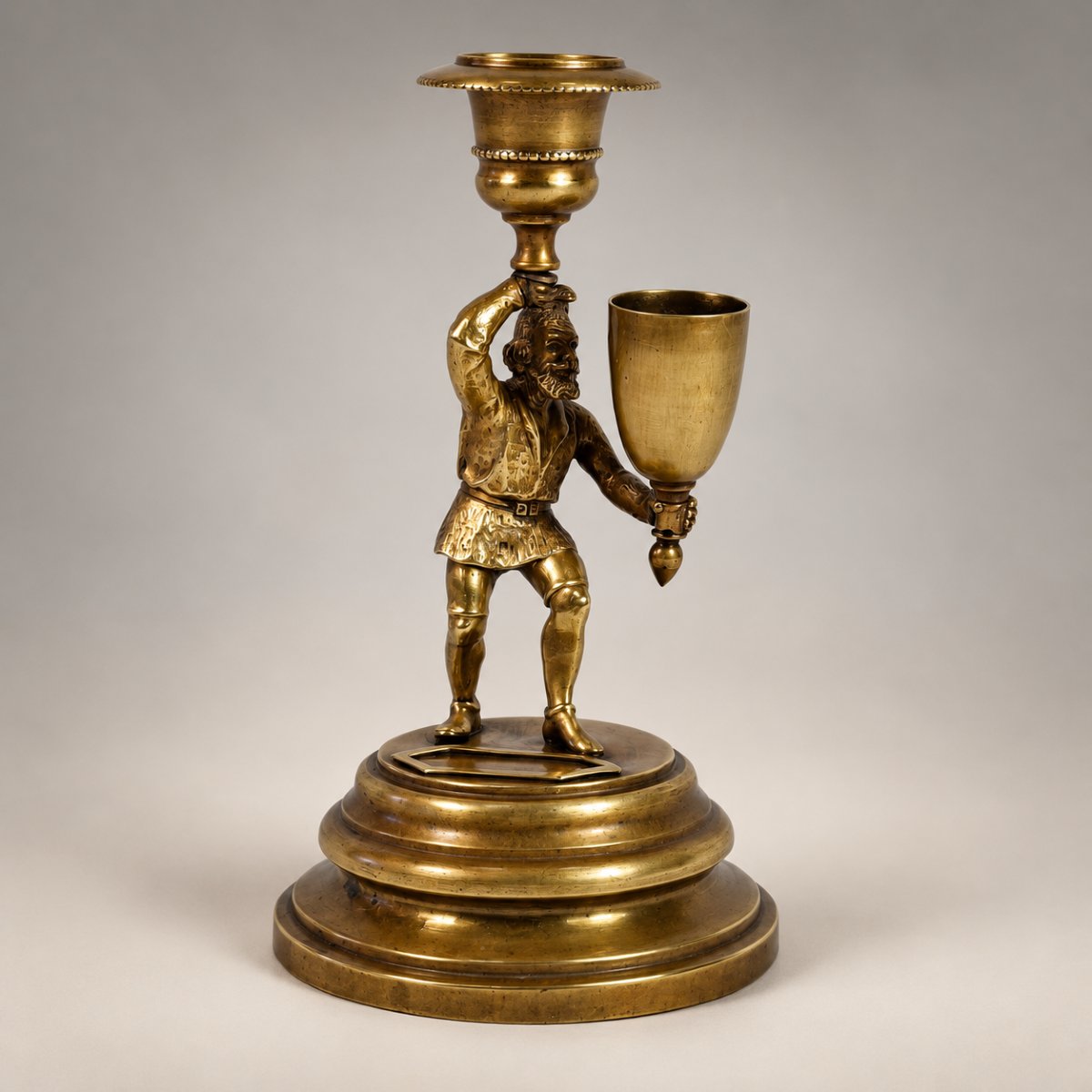 Bougeoir pyrogène anthropomorphe en bronze et laiton – Gnome ou homme des bois – XIXe siècle