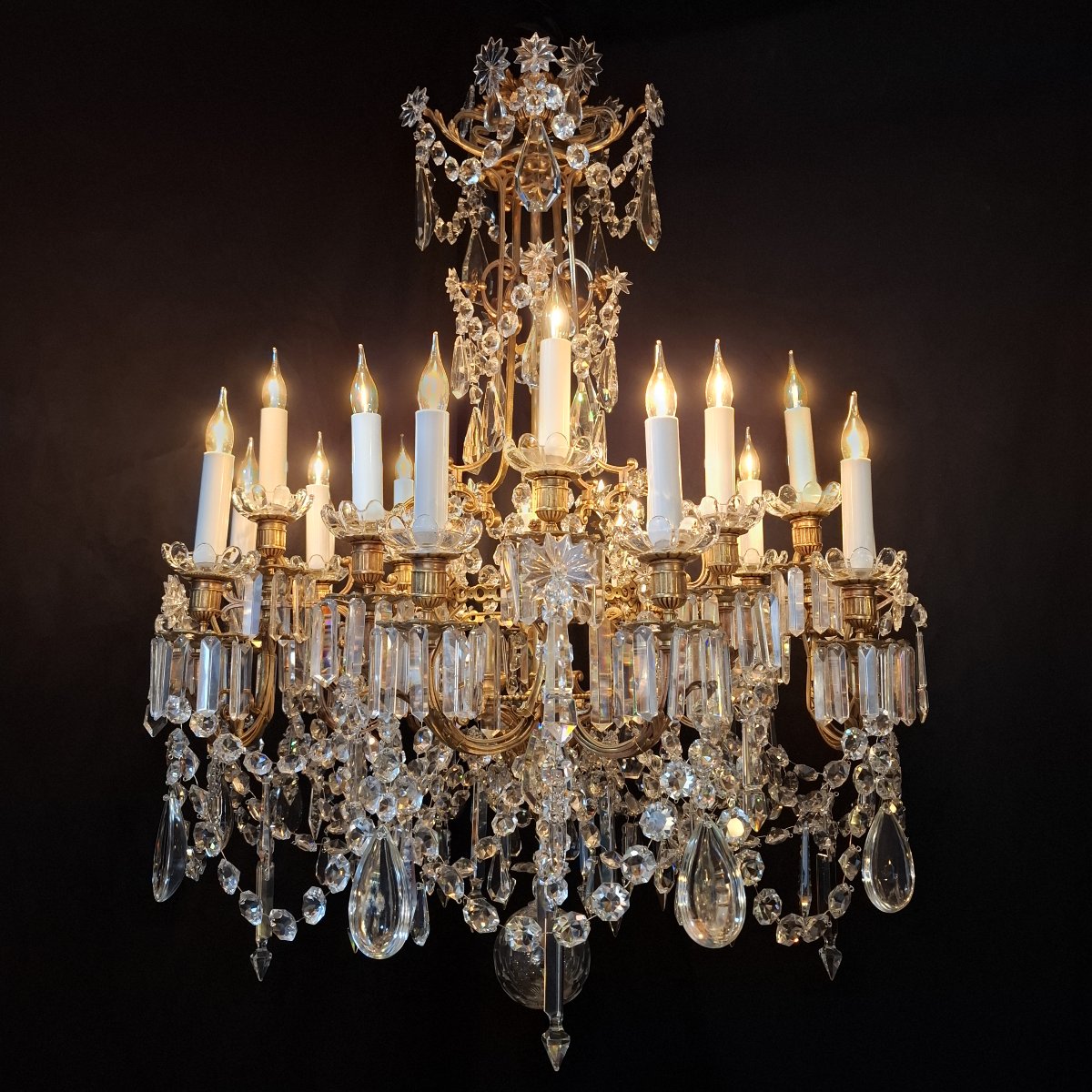 Lustre en bronze doré et cristal de Baccarat, 20 lumières, Vers 1900, Restauré aux Normes