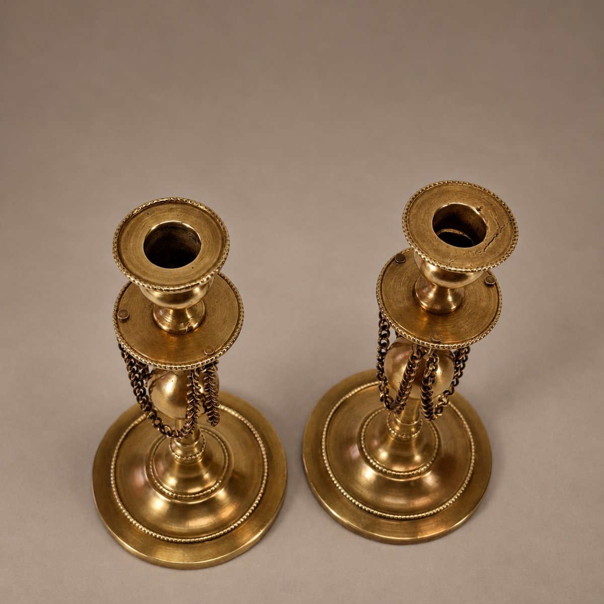 Trois bougeoirs miniatures en bronze et laiton – Flambeaux à chaînettes et bougeoir au scarabée-photo-3