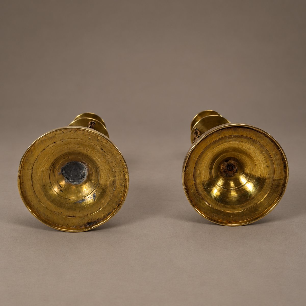 Trois bougeoirs miniatures en bronze et laiton – Flambeaux à chaînettes et bougeoir au scarabée-photo-4