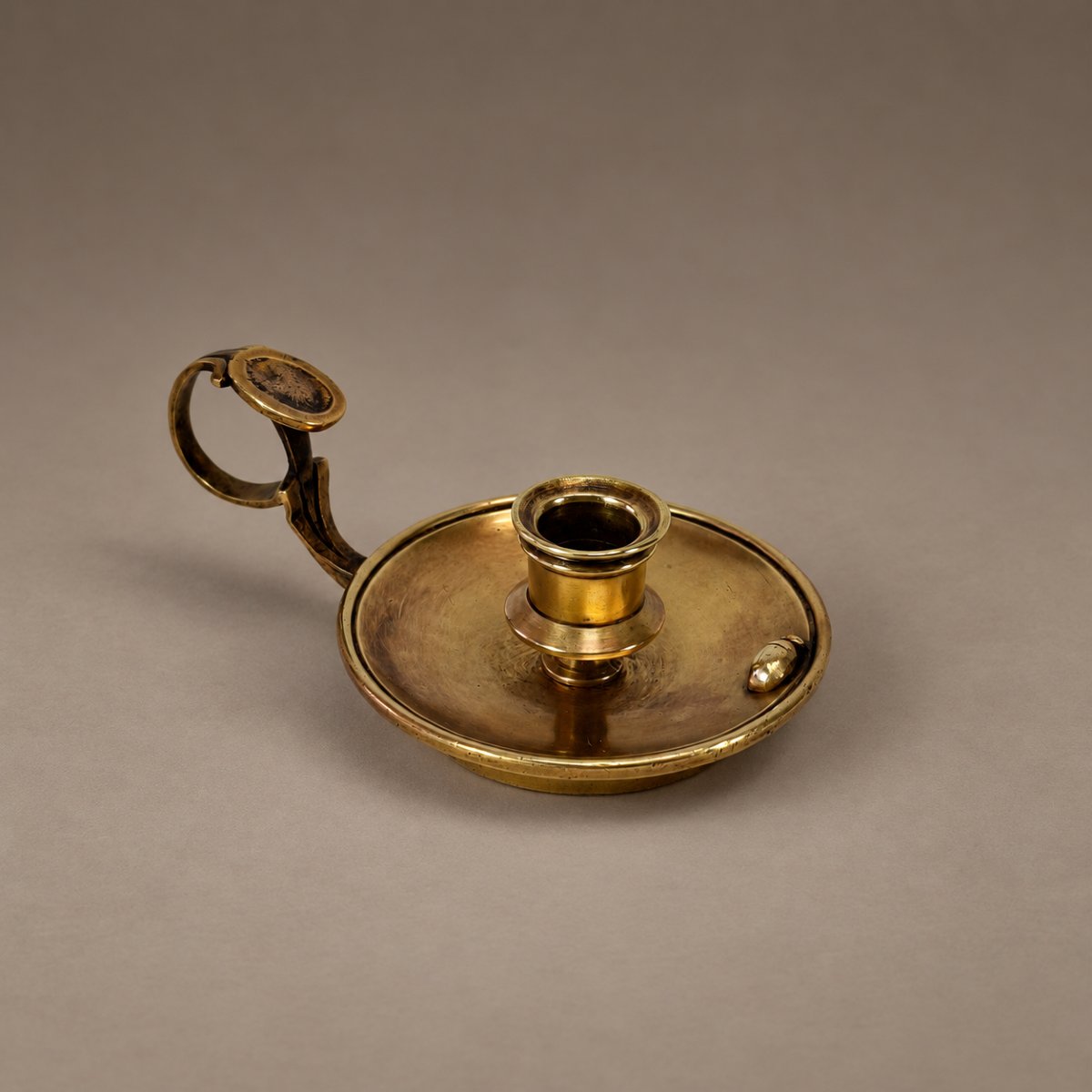Trois bougeoirs miniatures en bronze et laiton – Flambeaux à chaînettes et bougeoir au scarabée-photo-1