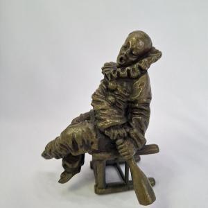 Clown ivre sur tabouret – Sculpture en régule à patine verte, époque Art Déco, Art du cirque