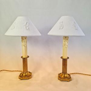 Paire de flambeaux Louis XVI montés en lampes, abat-jour textile monogrammé, lampe de chevet.  