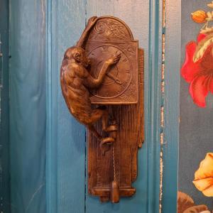 Pyrogène mural en métal – Singe horloger réglant une horloge comtoise – Décor animalier – XIXe