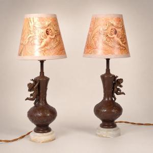 Paire de lampes vases aux angelots décor végétal en régule et onyx blond – Style Art Nouveau