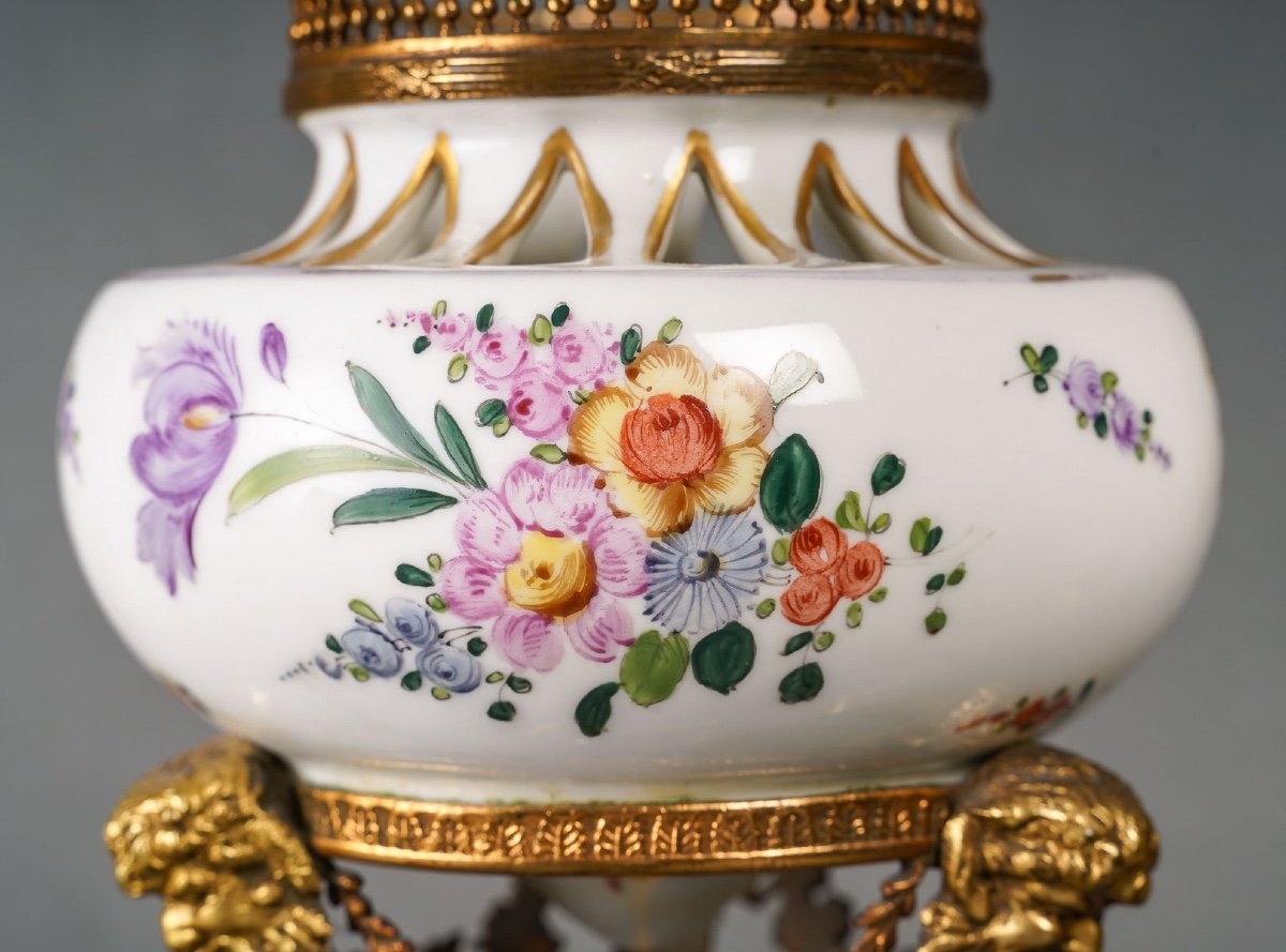Paire De Brules Parfums En Porcelaine Fin XIXème Siècle -photo-1