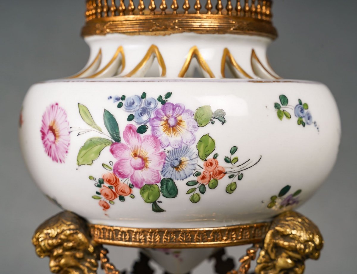 Paire De Brules Parfums En Porcelaine Fin XIXème Siècle -photo-2