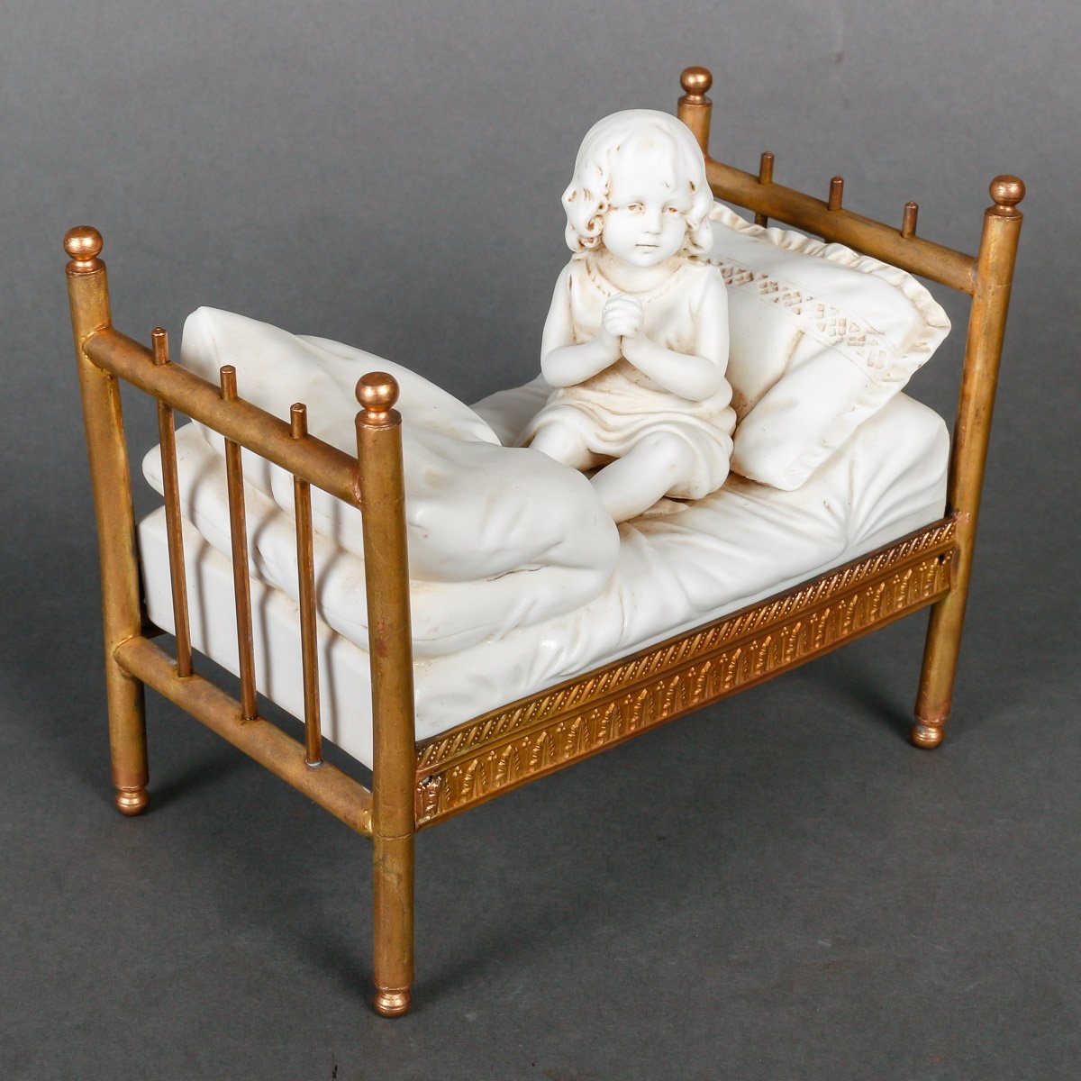 Miniature En Biscuit Sur Un Lit En Bronze Doré époque Fin XIXème Siècle -photo-2