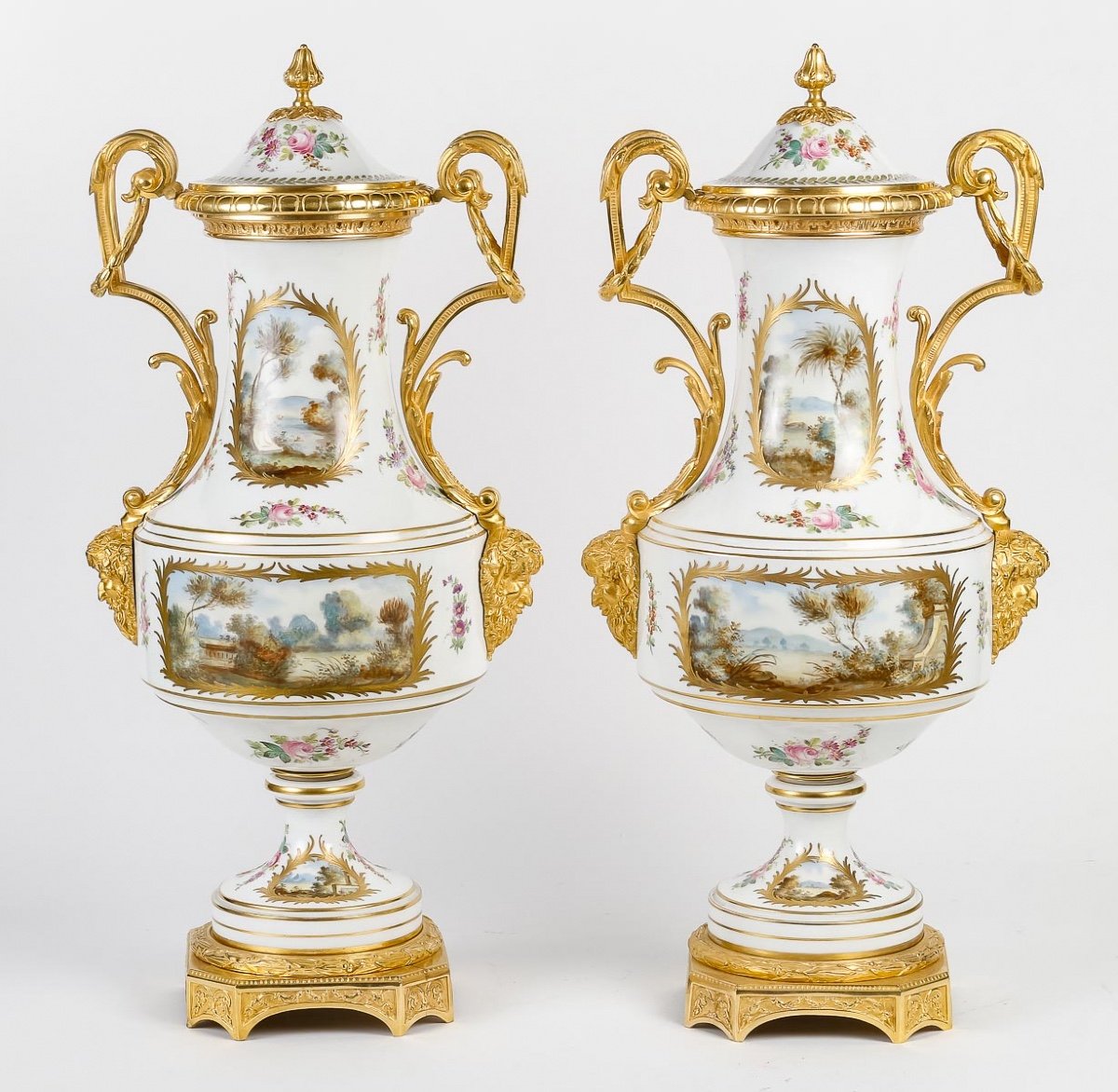 Une Paire De Vases En Porcelaine Et Ornementation En Bronze Doré XIXème Siècle-photo-4