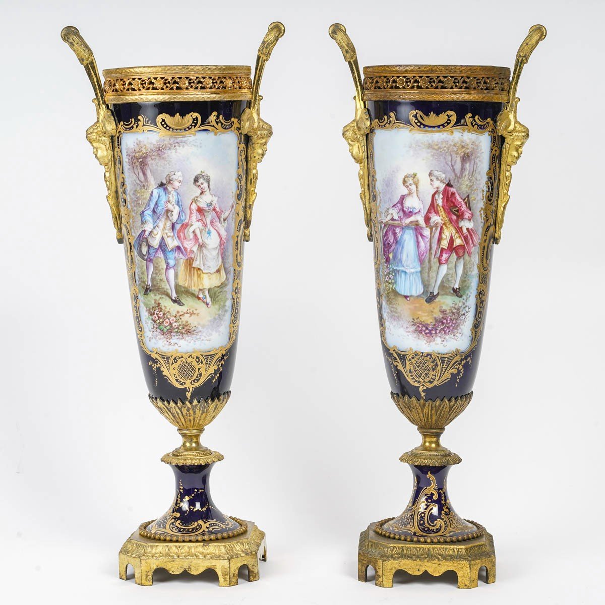 Une Paire De Vases En Porcelaine De Sèvres Fin XIXème Siècle 