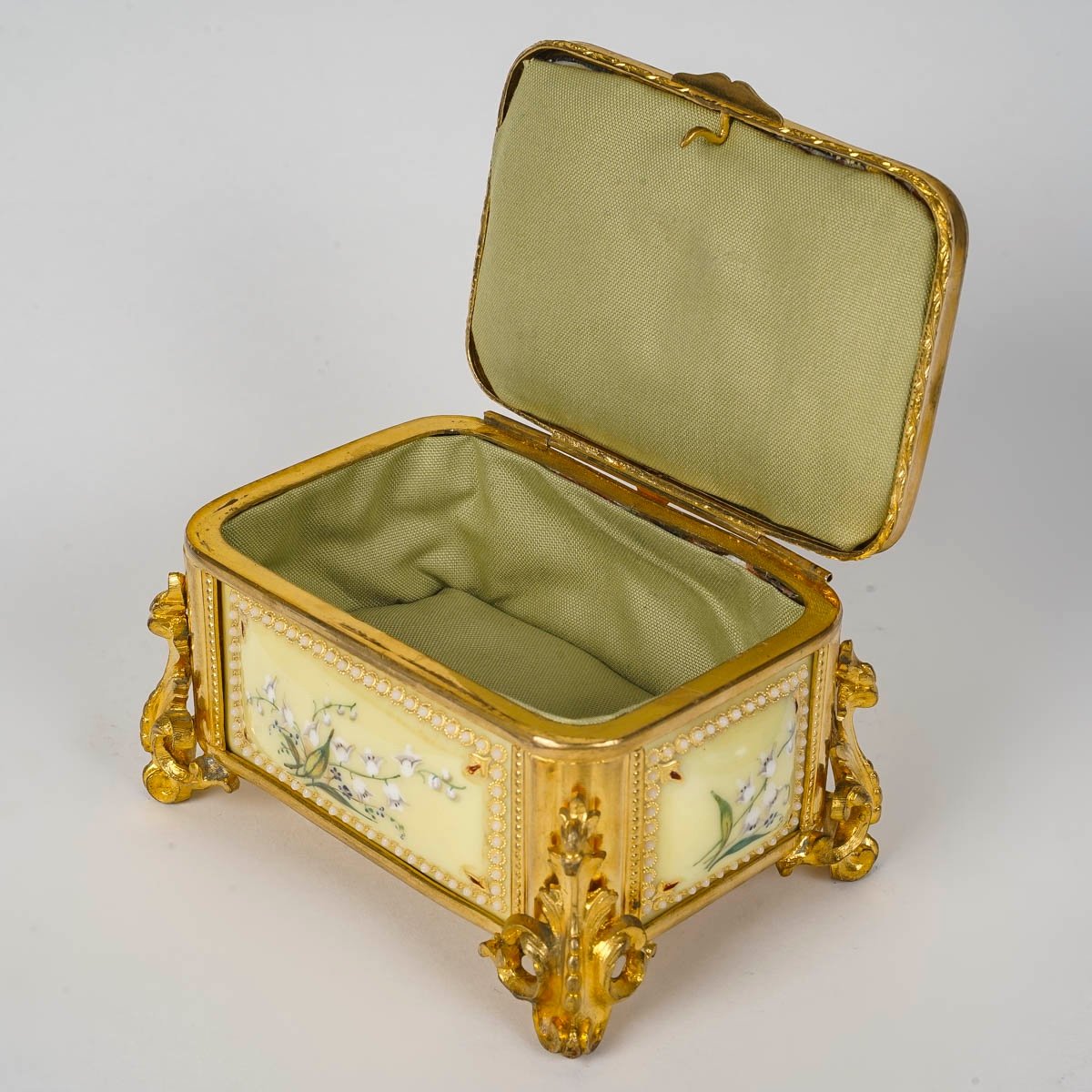 An Enamel Jewelry Box, Late 19th Century -photo-4
