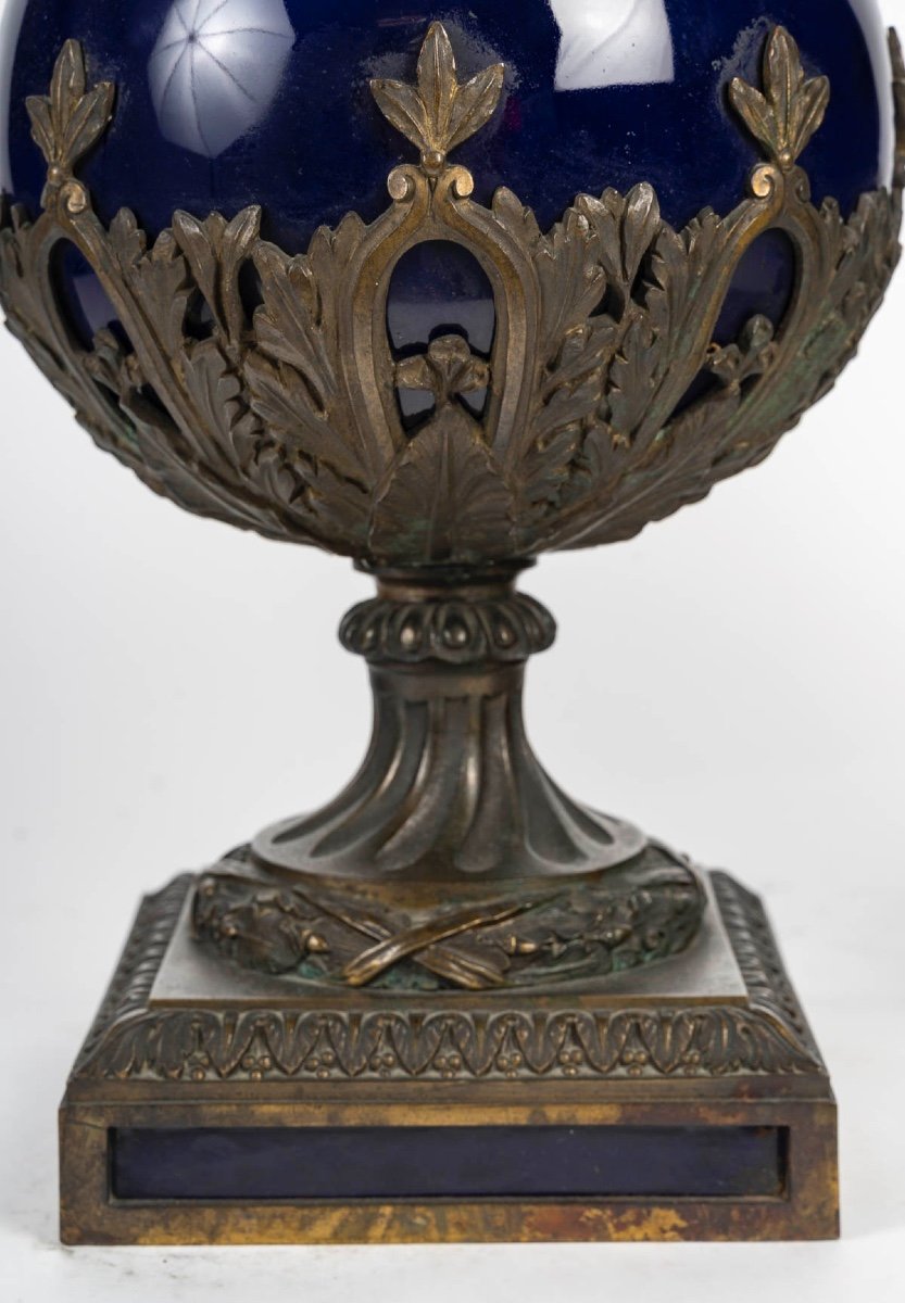 Une Paire De Vases En Porcelaine Bleue Et Bronze Doré, époque XIXème Siècle -photo-2
