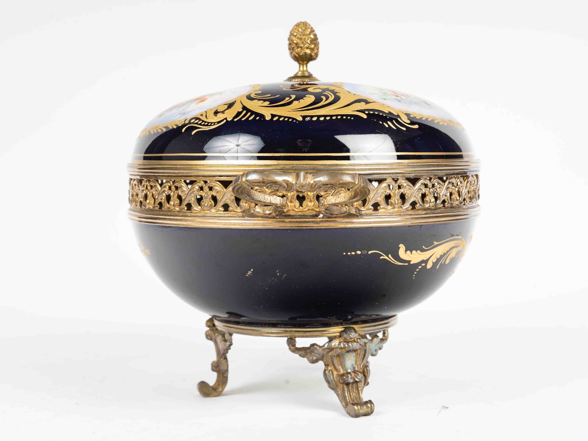 An Early XXth Century Sévres Style Porcelain Candy Box -photo-3