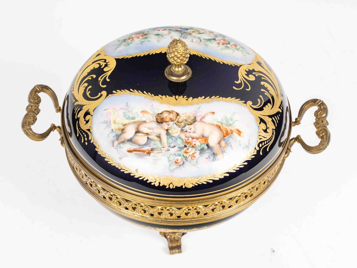 An Early XXth Century Sévres Style Porcelain Candy Box -photo-4