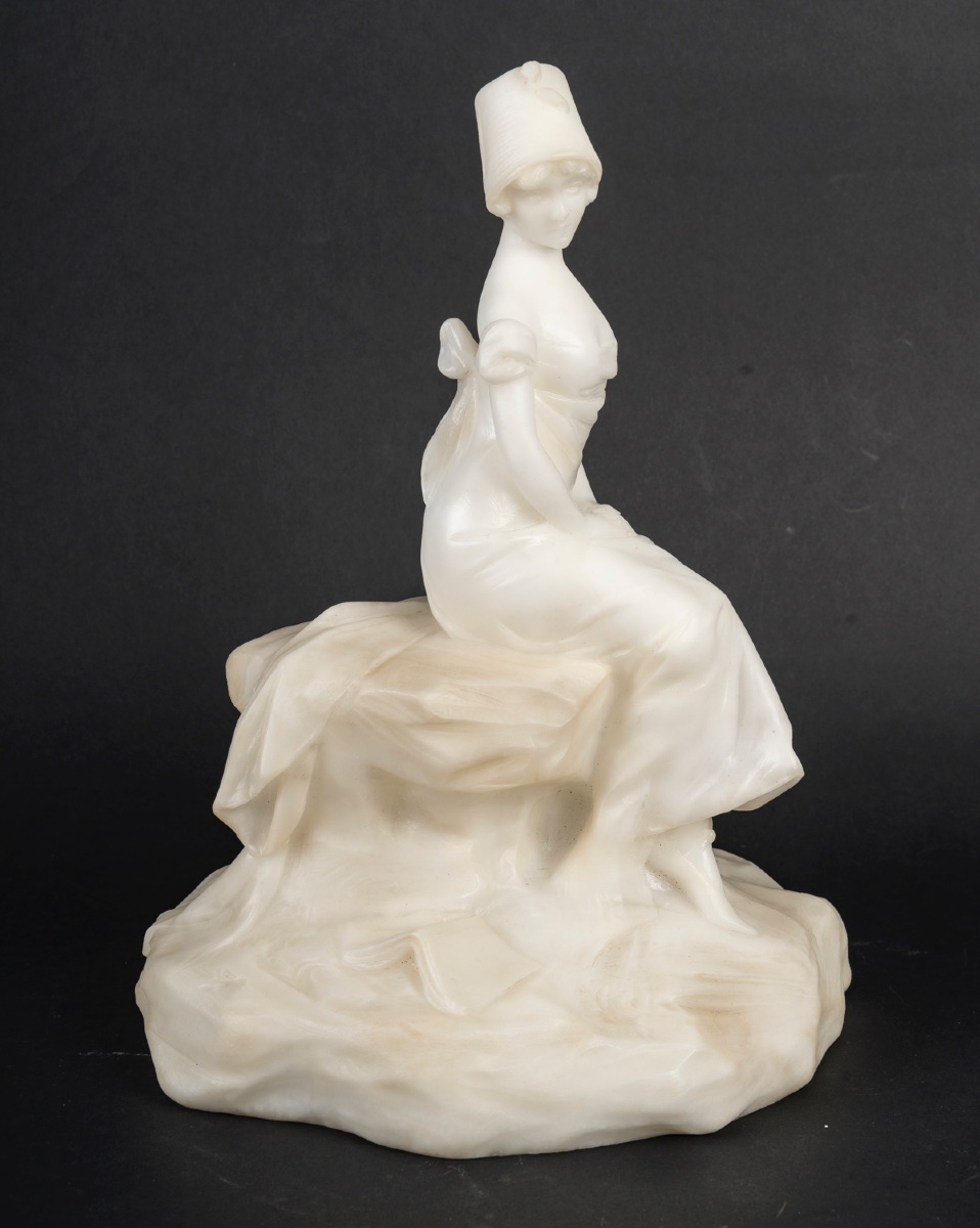 An Alabaster Sculpture, 20th Century -photo-3