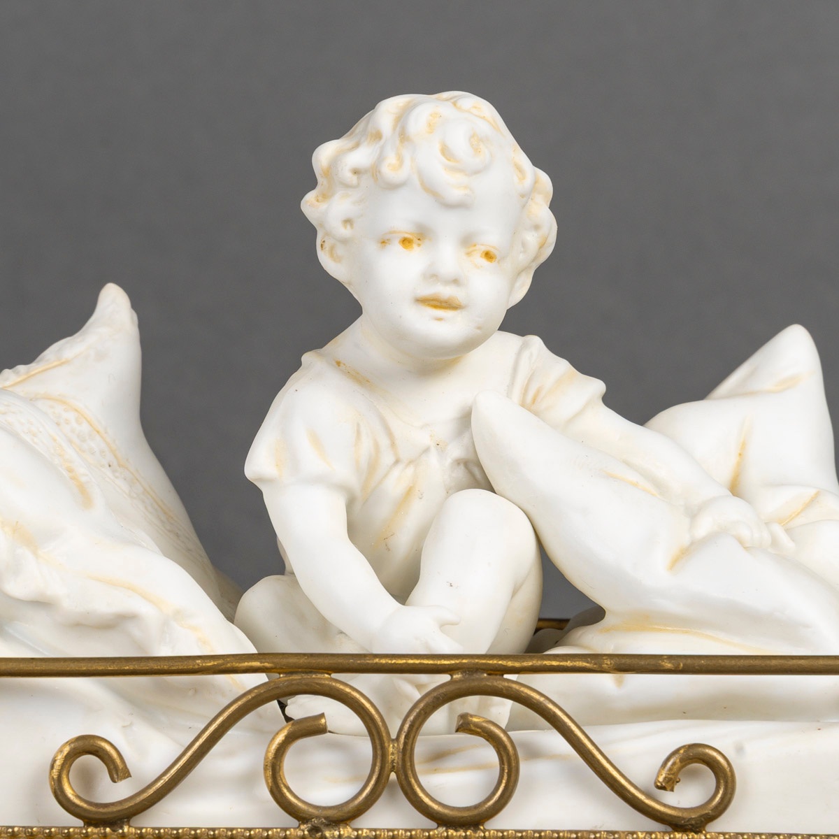 Une sculpture en biscuit  de petit enfant priant dans son lit, Art nouveau-photo-1
