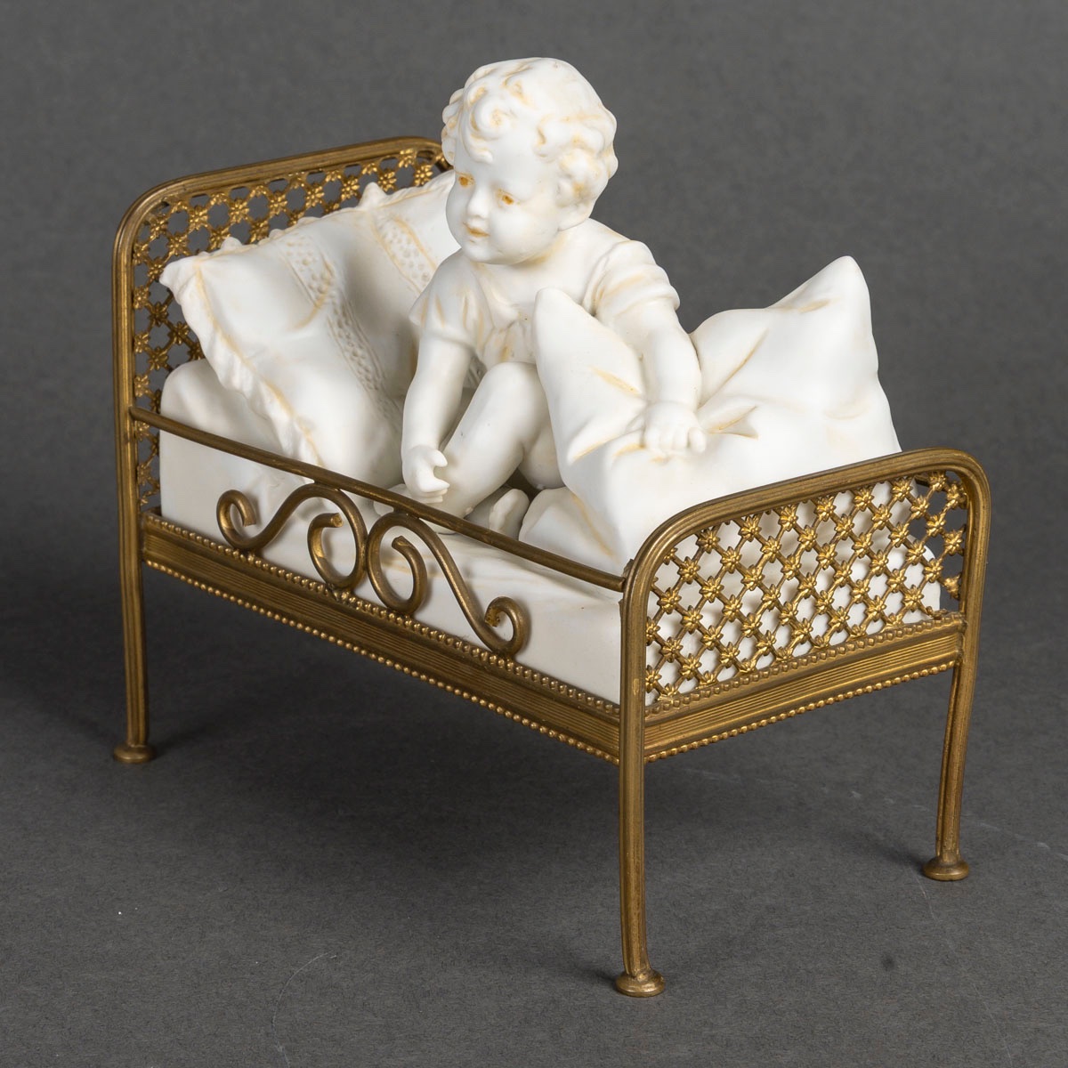 Une sculpture en biscuit  de petit enfant priant dans son lit, Art nouveau-photo-7