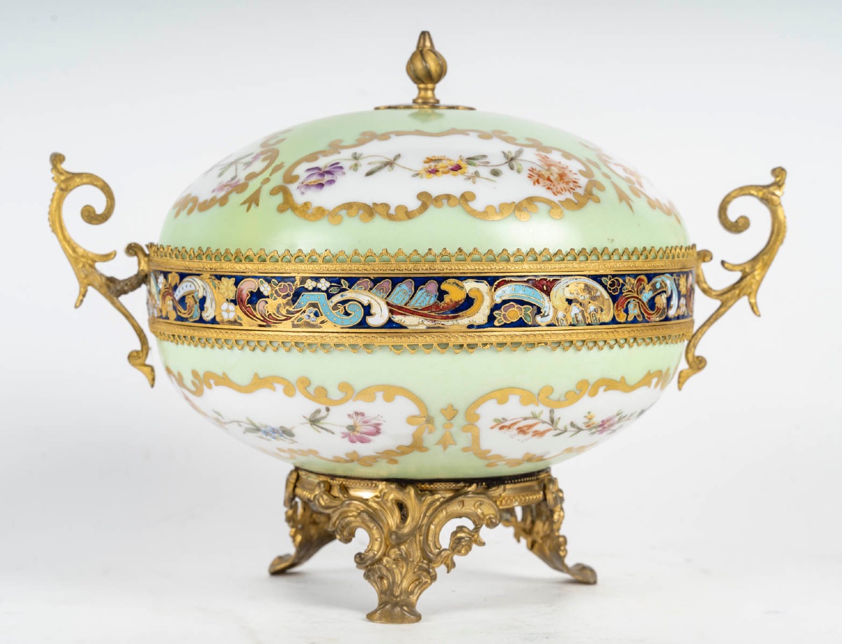 Une bonbonnière en porcelaine et bronze cloisonné, fin XIXème Siècle -photo-2