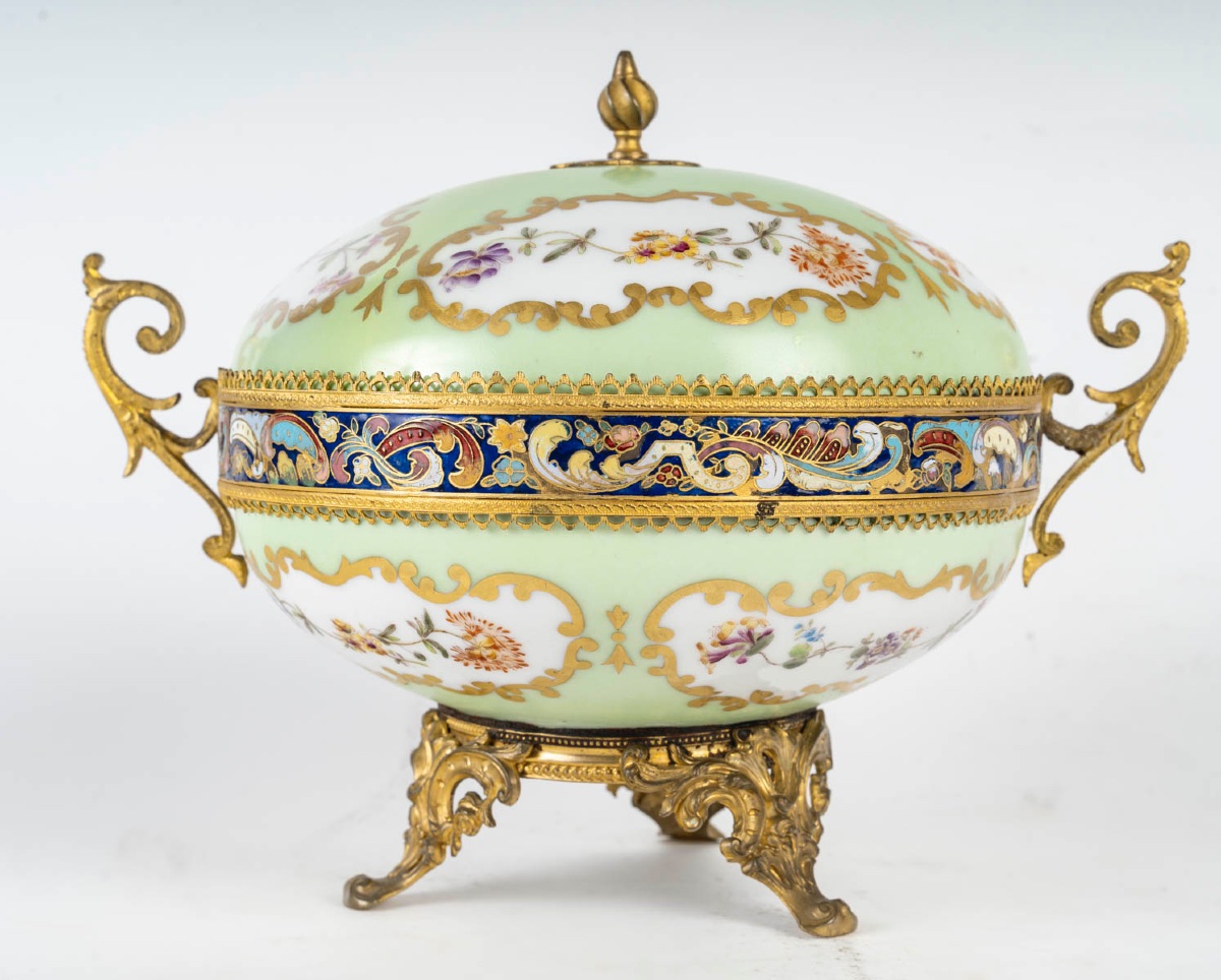 Une bonbonnière en porcelaine et bronze cloisonné, fin XIXème Siècle -photo-4